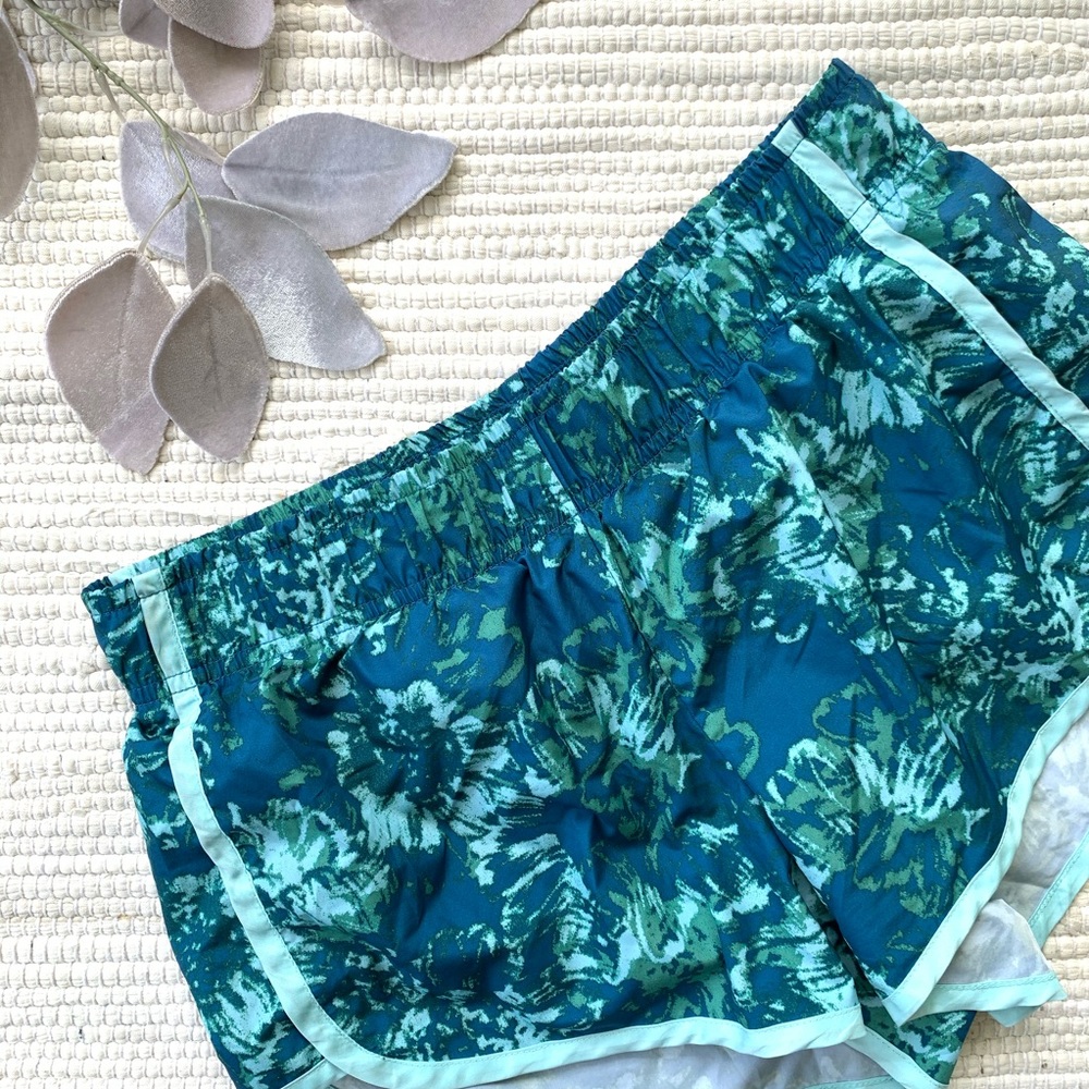 Lululemon teal athletic shorts E-007